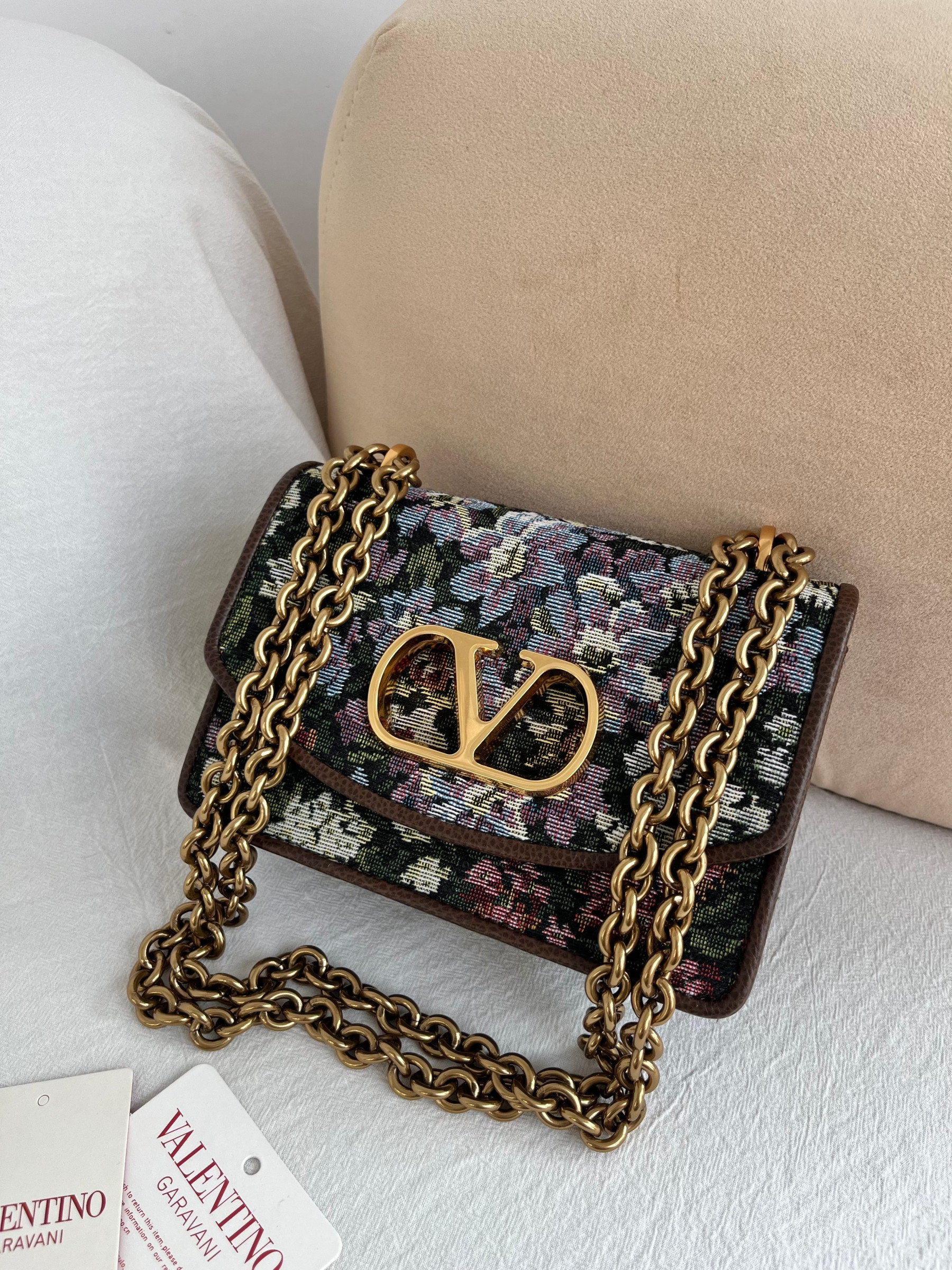 Va1e*ntin0 Garavani Vain Embroidered Shoulder Bag 13x19.5x7cm