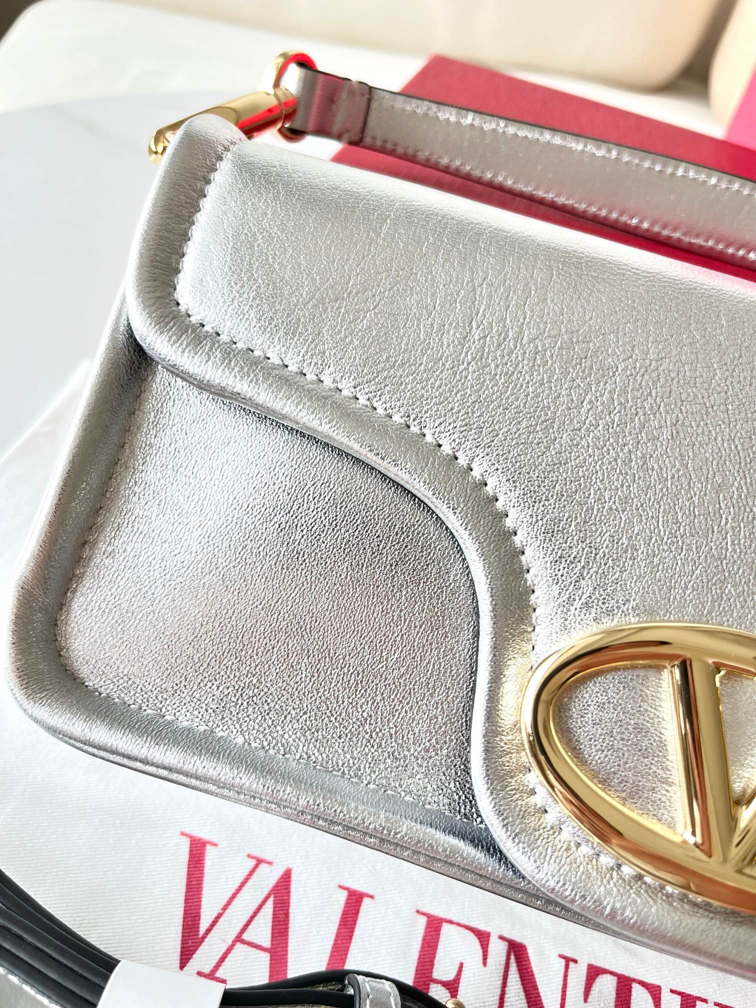 Va1e*ntin0 Garavani VLogo 1960 Shoulder Bag 26x13x9cm