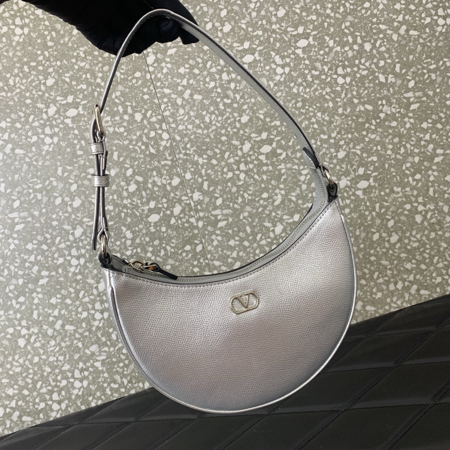 Va1e*ntin0 VLogo Signature Mini Hobo Bag 20x12x4cm