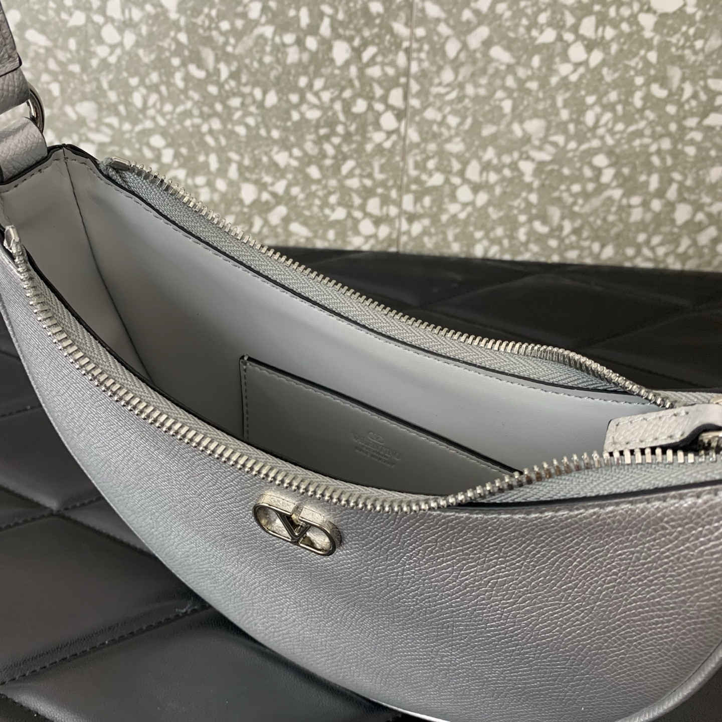 Va1e*ntin0 VLogo Signature Mini Hobo Bag 20x12x4cm