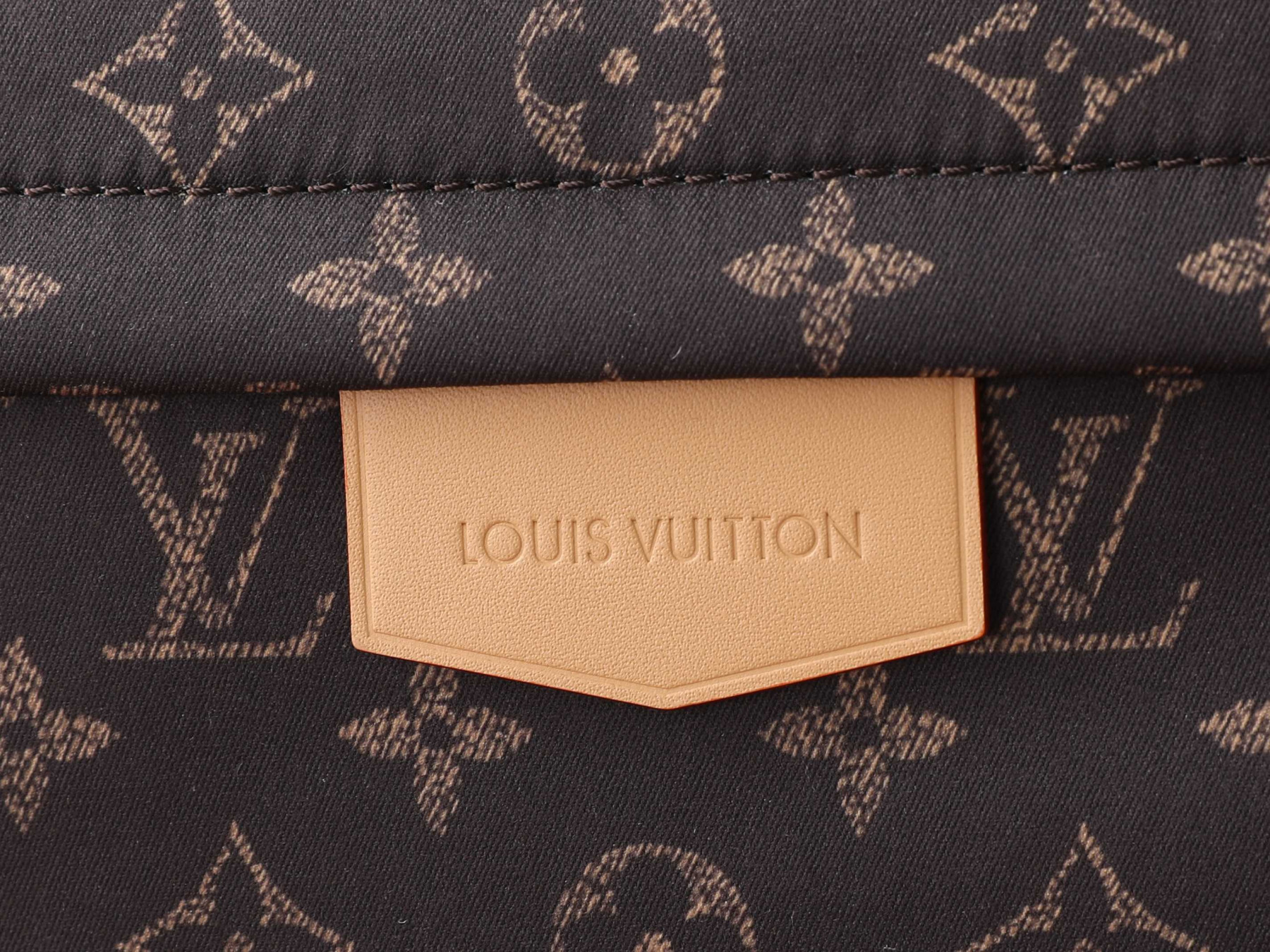 LV Track Backpack MM L0vis Vvtt0n Silk Tech M2A456 34 x 46 x 21 cm