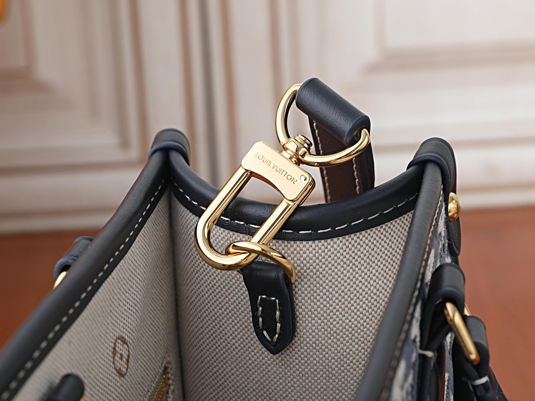 LV OnTheGo PM M2A097 25 x 19 x 11.5 cm