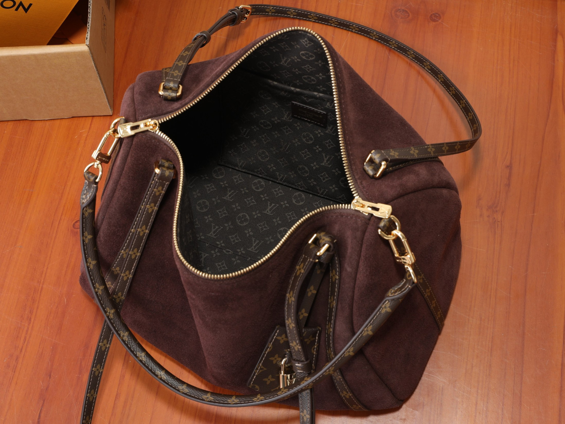 LV Express MM M2A081 36 x 24 x 18.5 cm