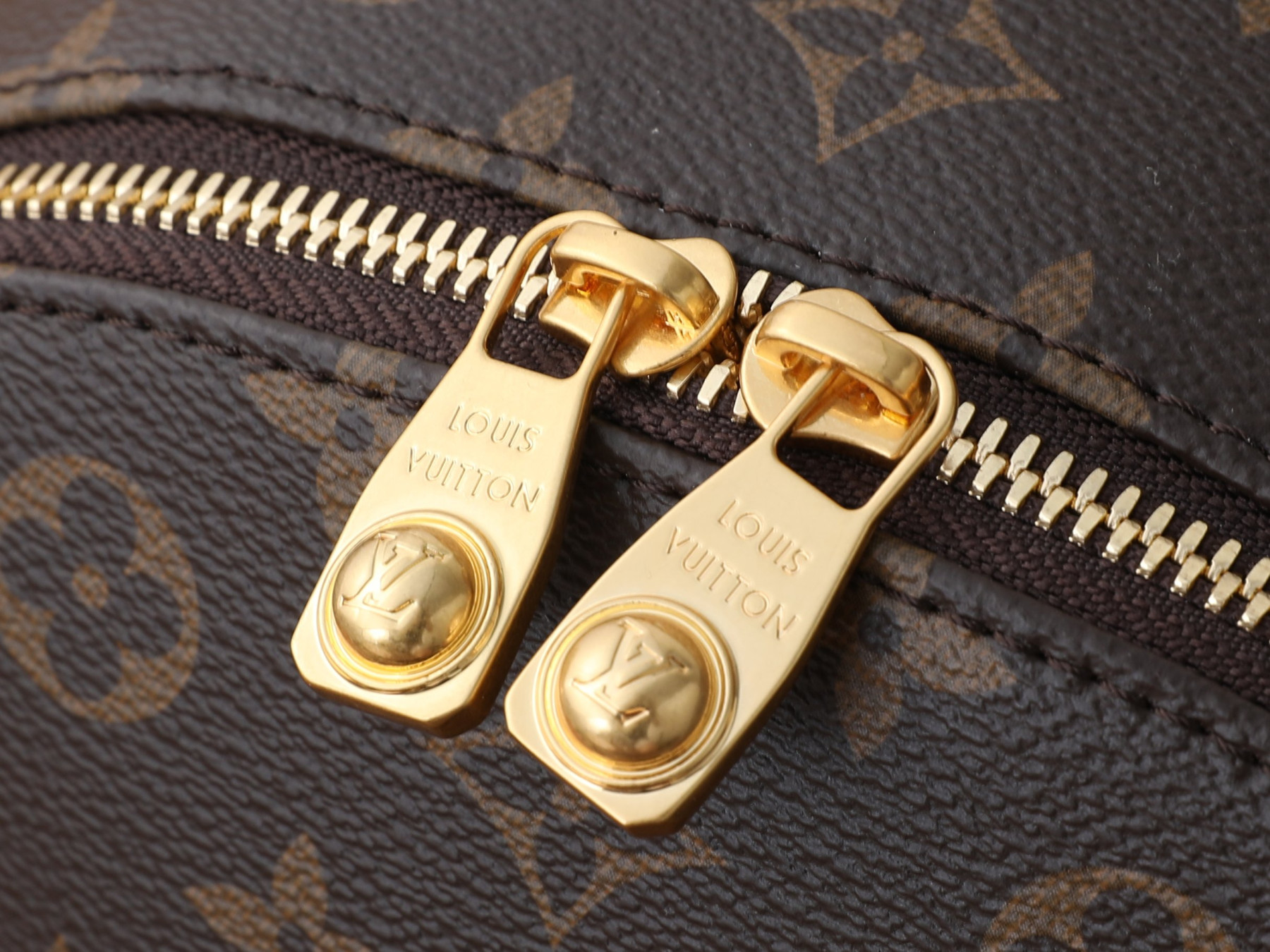 LV Discovery Cargo Backpack M25979 30 x 39 x 19 cm