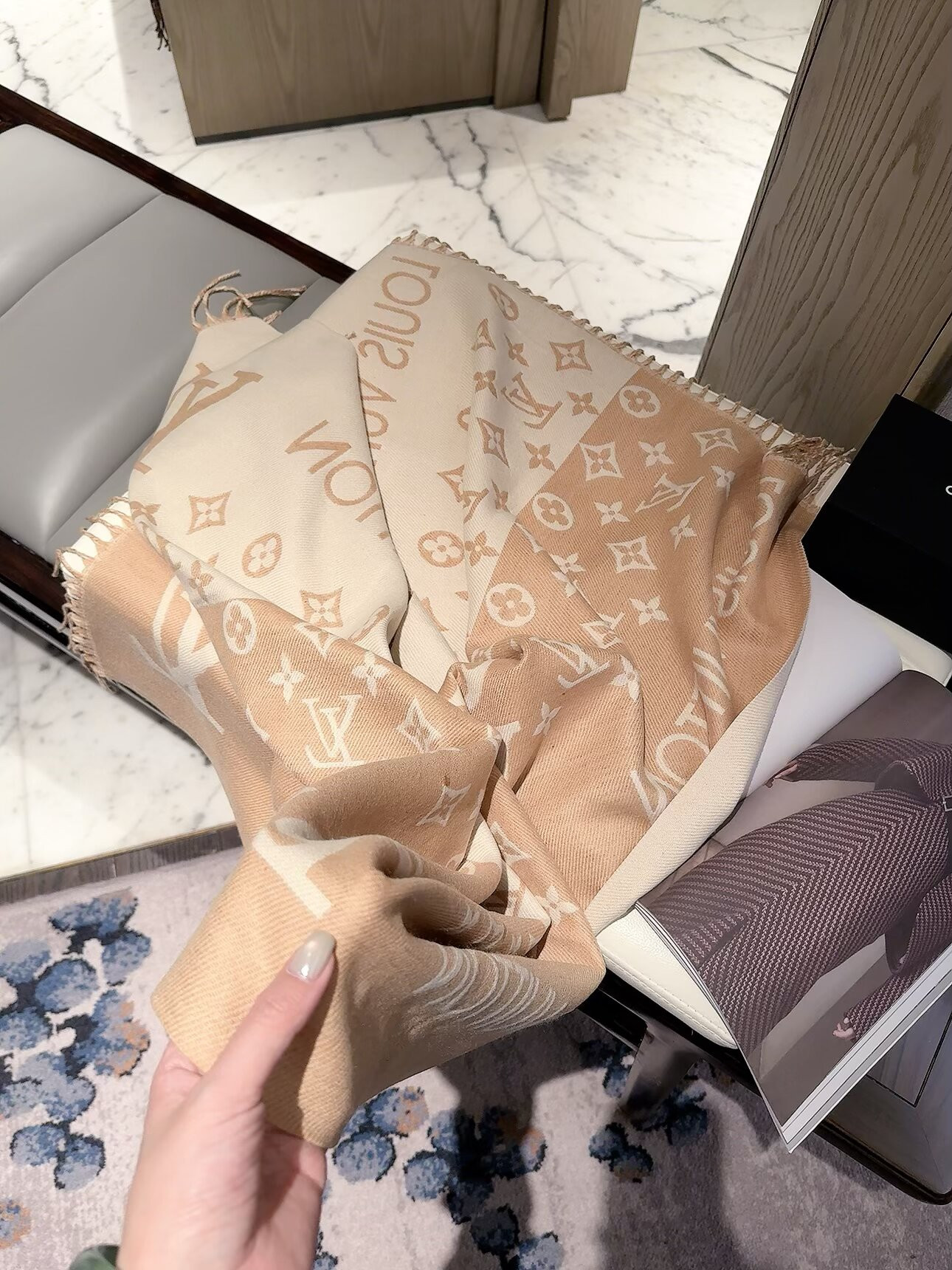LV scarf