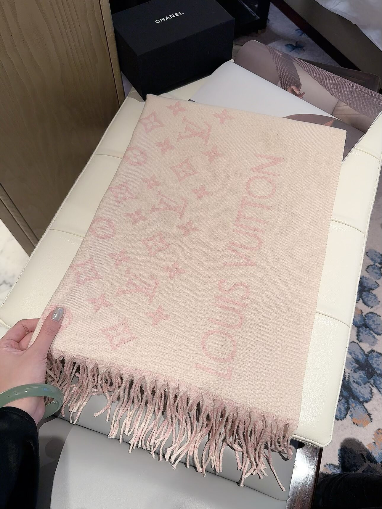 LV scarf