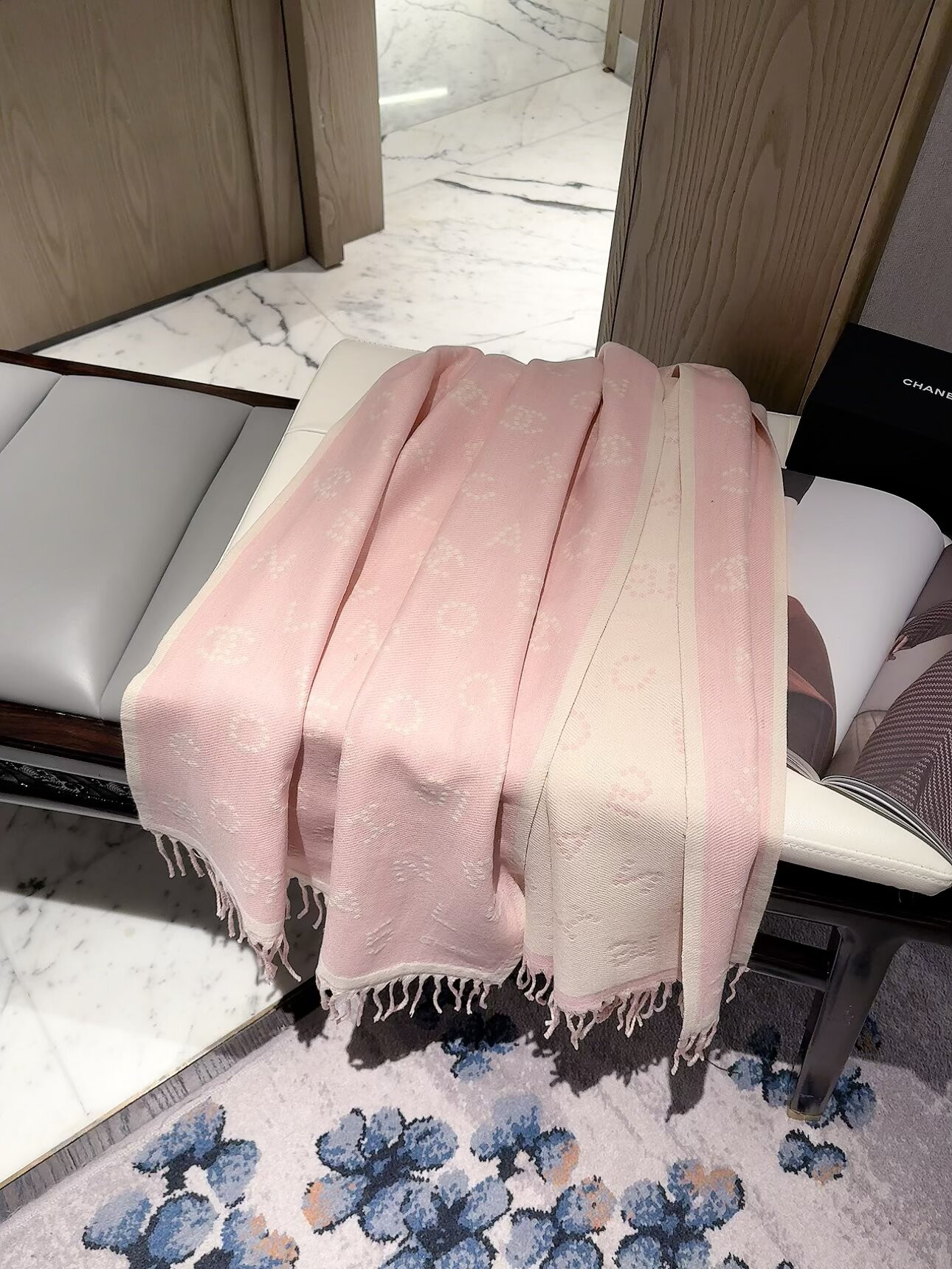 Ch**el scarf