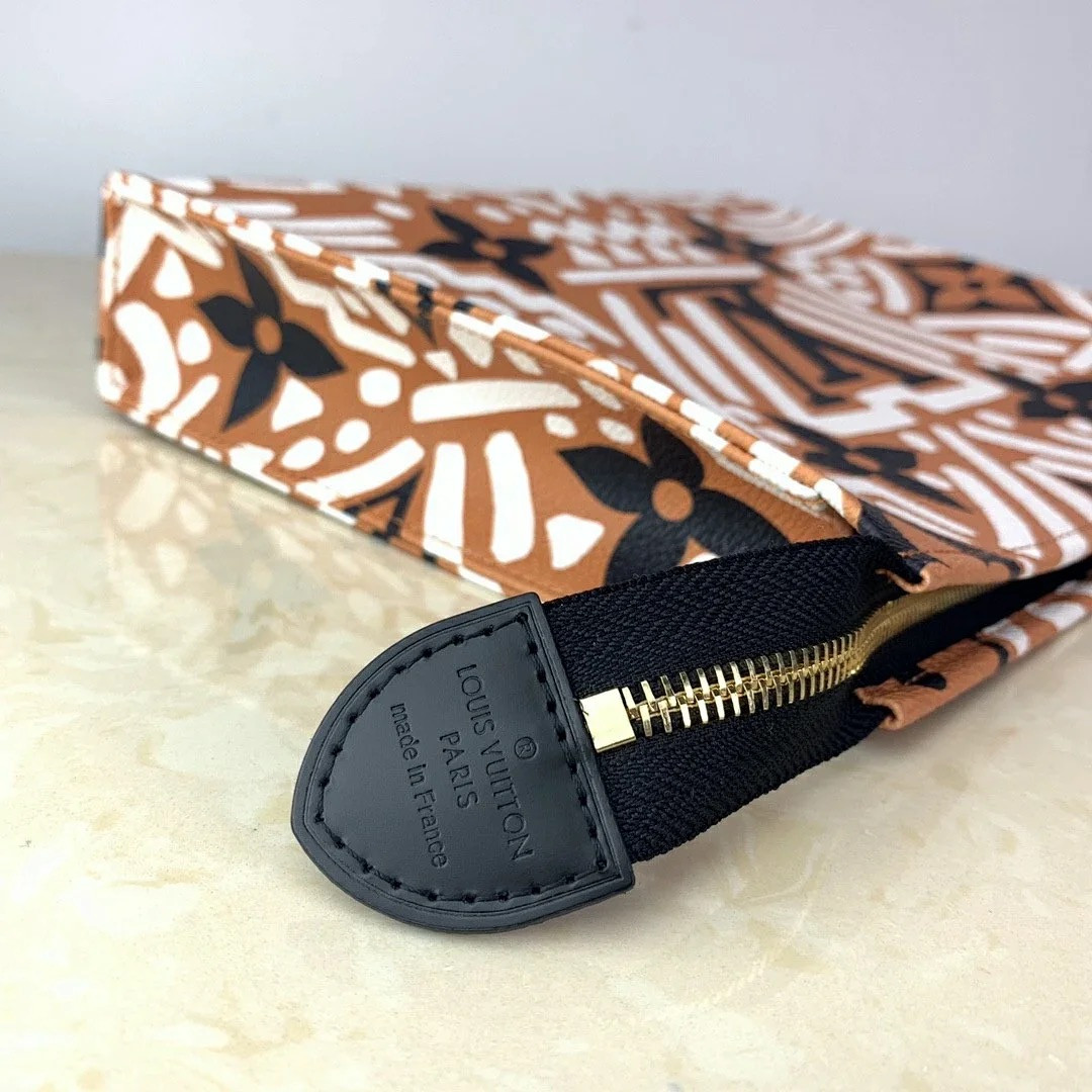LV CRAFTY POCHETTE TOILETTE M45477